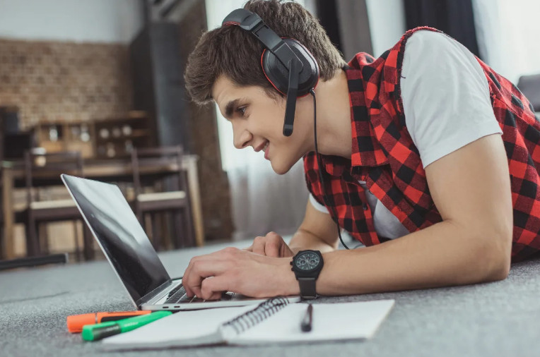 Работа для подростков 16-17 лет: что законно и где искать